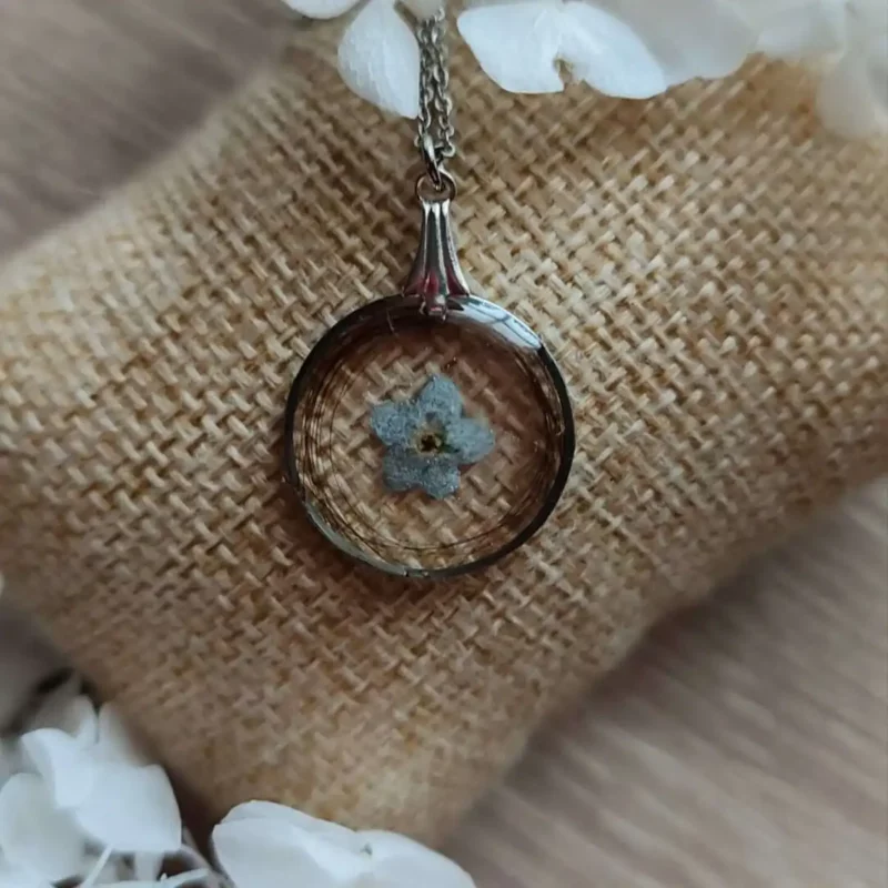 collier souvenir fleuri