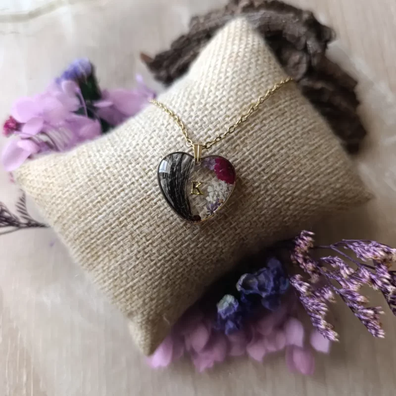 Collier souvenir initiale et fleurs - Acier inoxydable